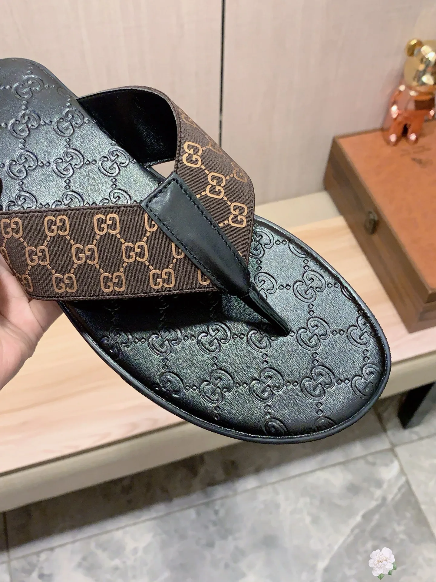 Slippers: New model: Factory price: 260💰💰🎩🎩🔥🔥《 Gucci* 》Series of slippers top purchasing agent🔍🔍Sold at the same time for men, original Italian imported webbing made of selected cowhide, exquisite workmanship,), sole: (super comfortable) original factory special sole, ⚠️exclusive double-layer movable molded sole super comfortable⚠️, real shot🎬the real thing is more beautiful🔍🔍266 regular code 38-44, can be ordered 45.